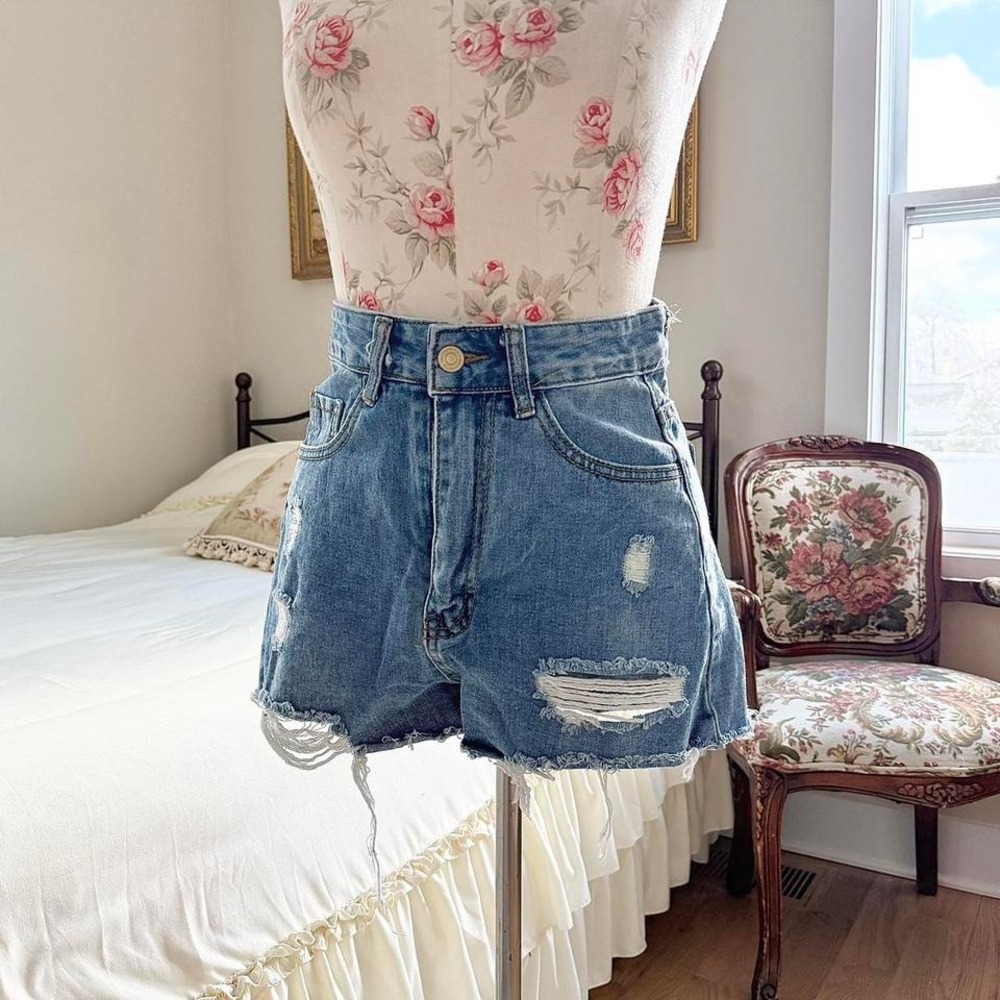 distressed jean shorts  y2k distressed denim shorts 26" waist‎